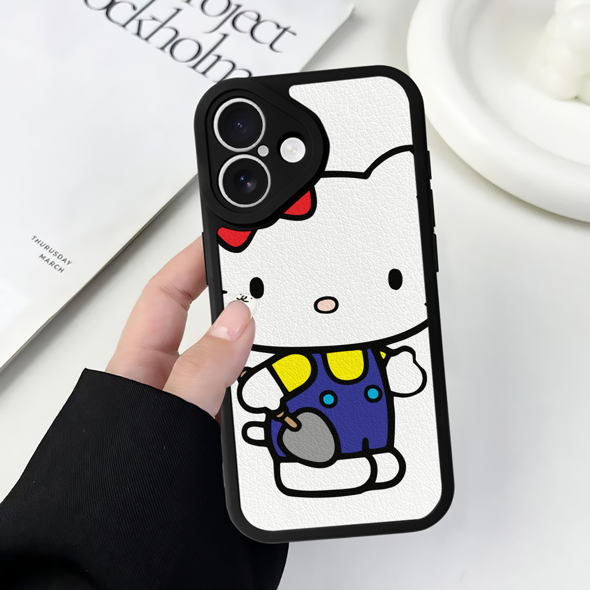 （画像用） Hello Kitty ハローキティ 【iPhone 16シリーズ対応】シリコンスマホケース（レザー調） 材質：シリコン